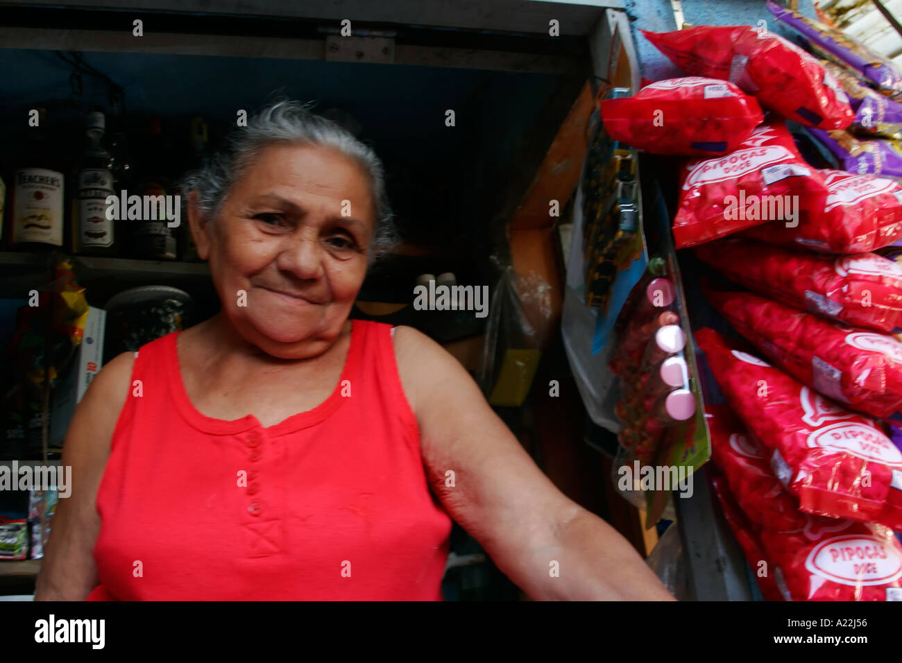Vieille dame dans la favela, Rocinha, Rio de Janeiro , Brésil Banque D'Images