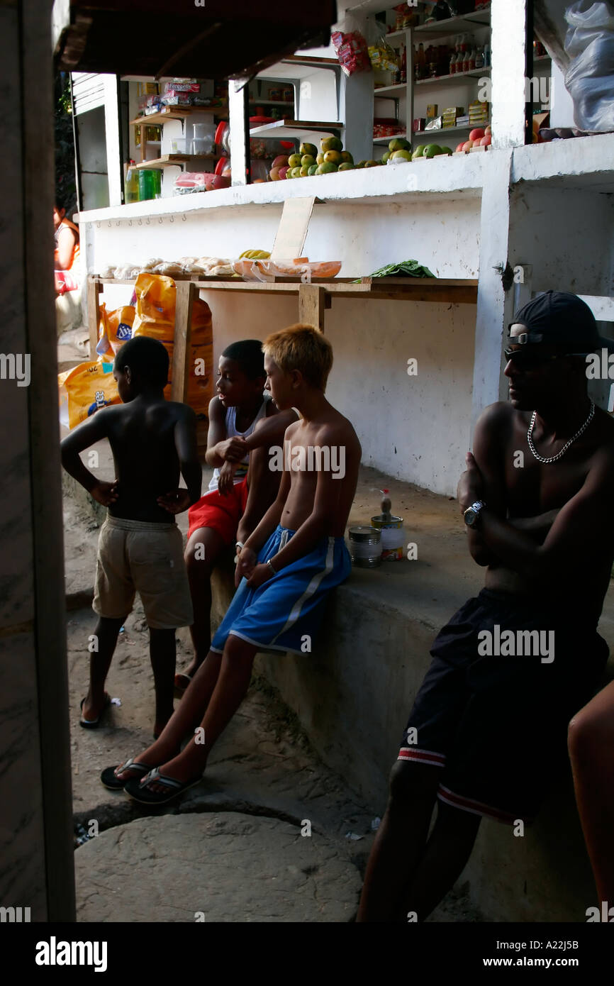Scène de rue à la favela, Rocinha, Rio de Janeiro , Brésil Banque D'Images