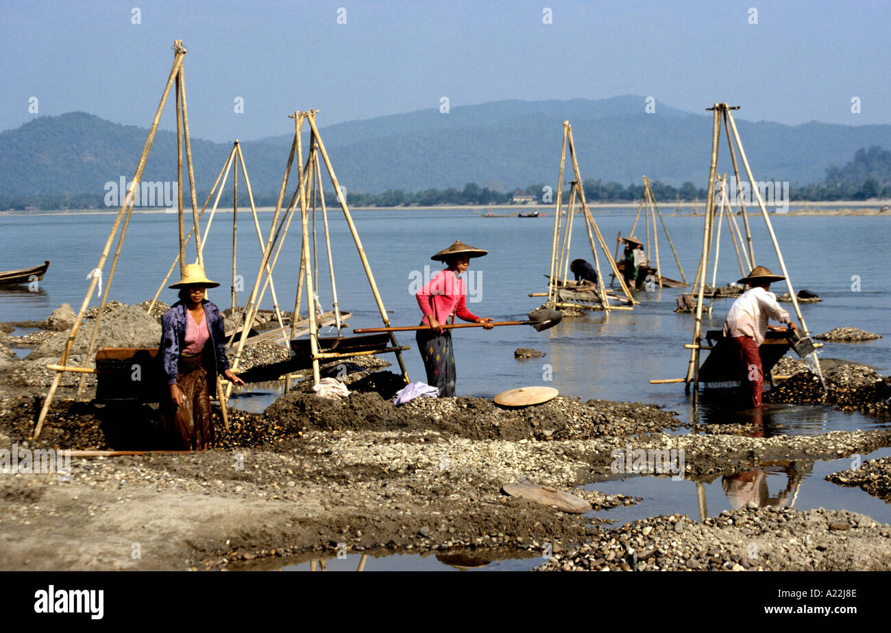 Traditionnellement les femmes de l'or sur les rives de la rivière Irrawaddy en Birmanie Ayerwaddy ,Myanmar Banque D'Images