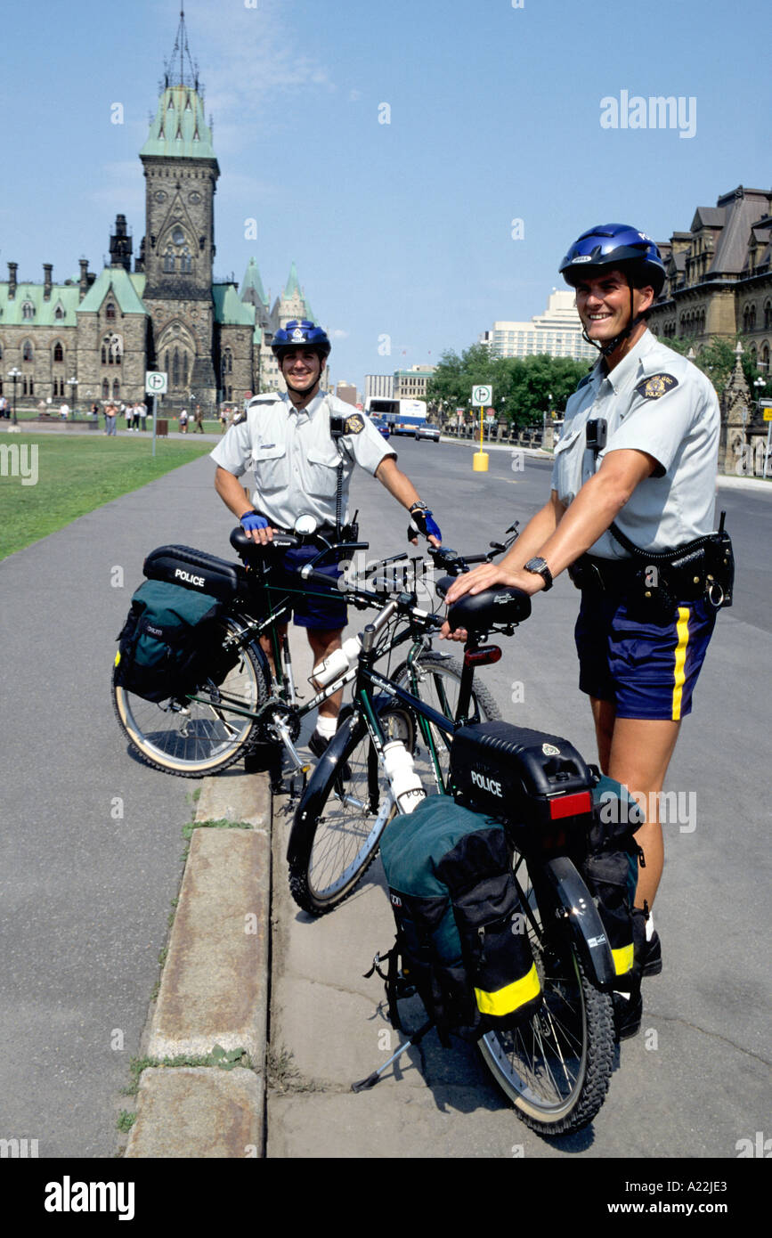 La police montée canadienne portant des uniformes d'été et cycle casques les rues d'Ottawa Banque D'Images