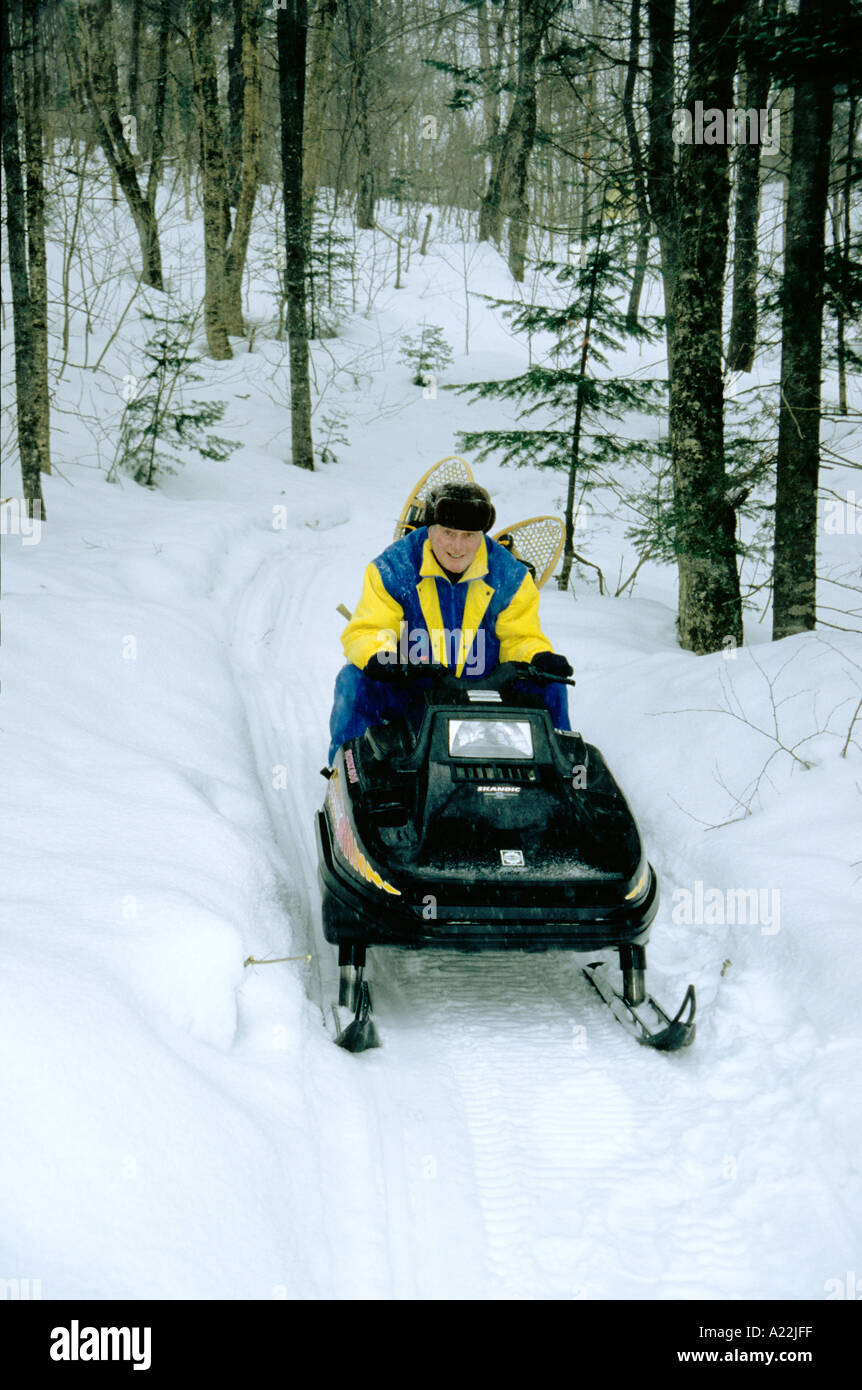 La motoneige est un sport d'hiver populaire,avec tous les âges, au Québec le long des itinéraires balisés d'un séjour à l'hôtel Banque D'Images