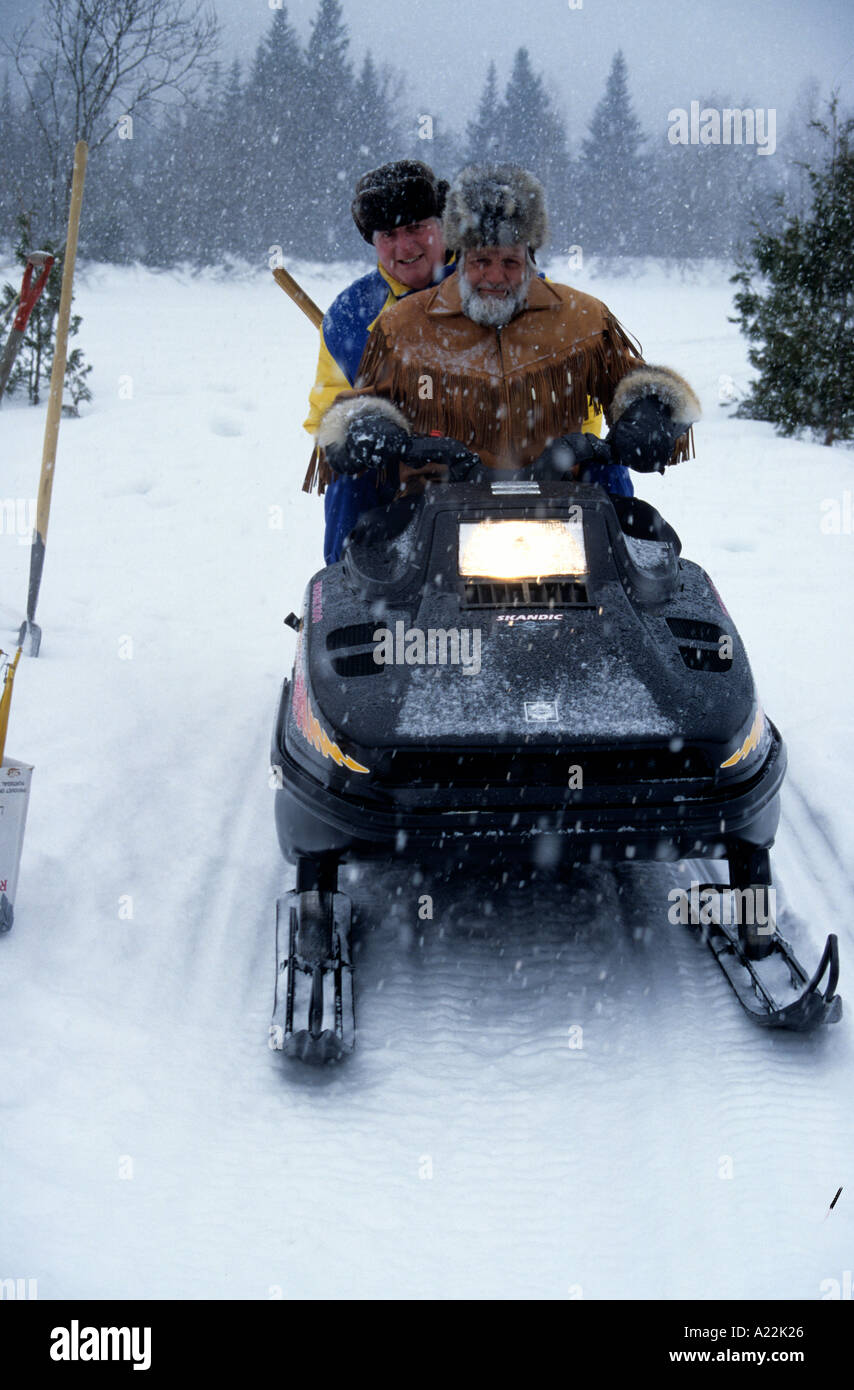 La motoneige est un sport d'hiver populaire,avec tous les âges, au Québec le long des itinéraires balisés d'un séjour à l'hôtel Banque D'Images
