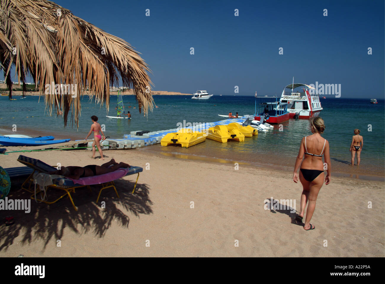 Les touristes à pied sur la plage de Naama Bay Sharm El Sheikh Égypte Banque D'Images