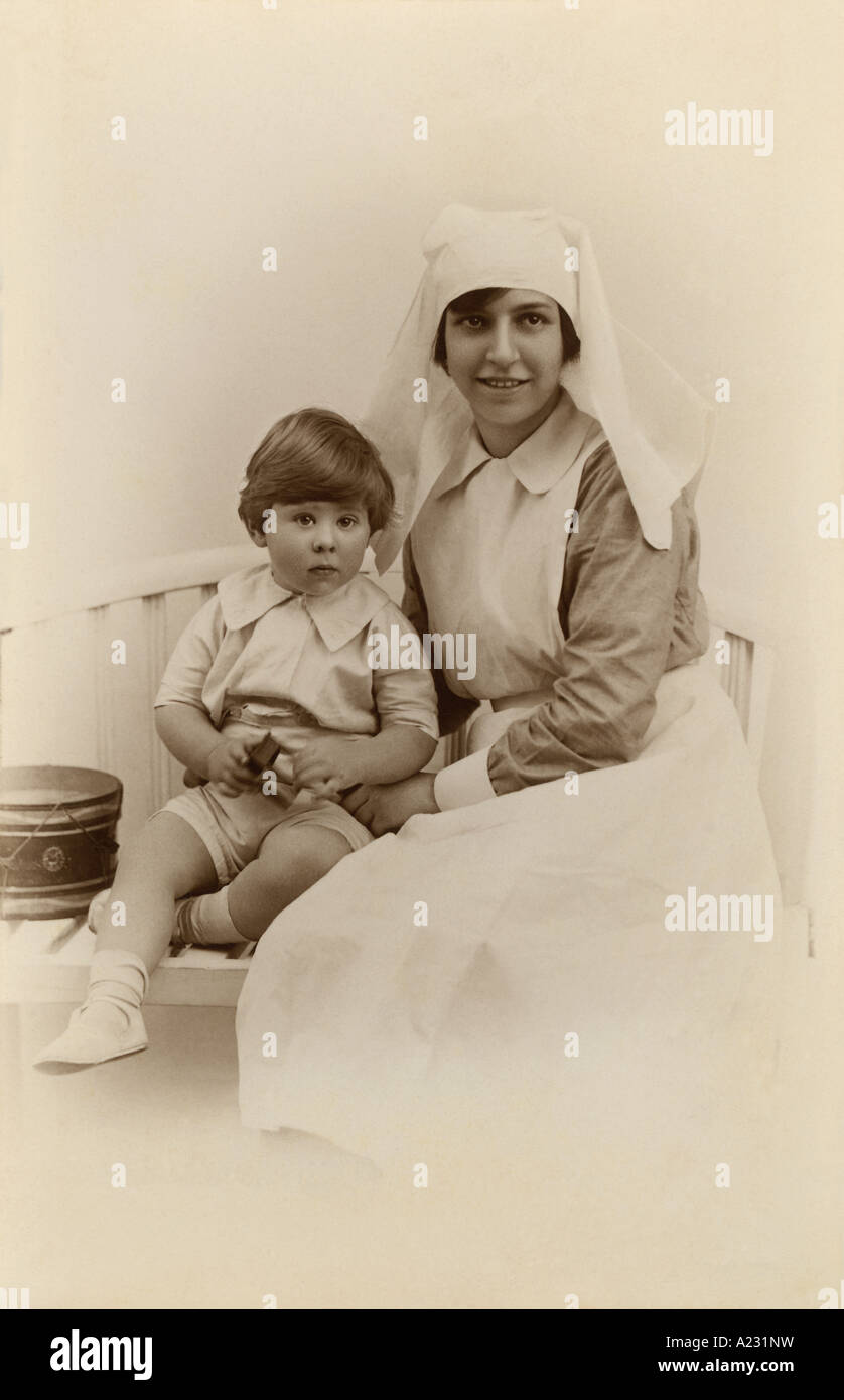Infirmière de garderie avec enfant pendant la première Guerre mondiale (Grande Guerre), Royaume-Uni Banque D'Images