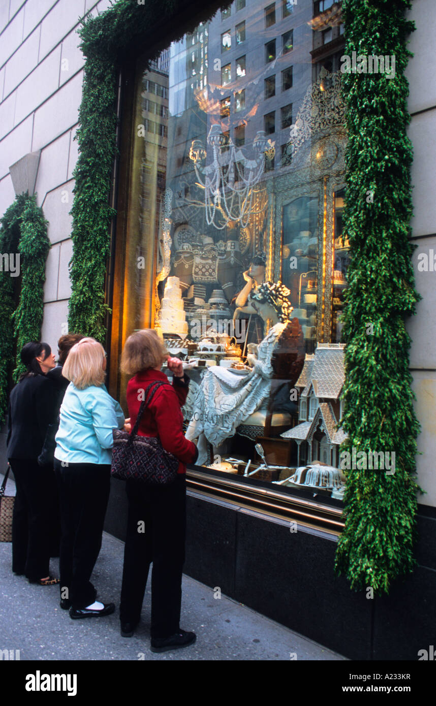 Extérieur du bâtiment New York City Fifth Avenue Bergdorf Goodman. Personnes admirant la fenêtre de Noël. ÉTATS-UNIS,. New York, Midtown Manhattan. Banque D'Images