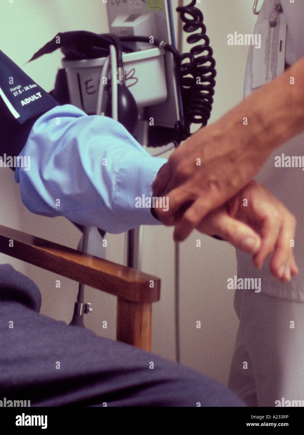 Patient adulte de sexe masculin au cabinet du médecin. Mesure de la pression artérielle et pouls pris. Mesure de la pression artérielle. Bilan médical. ÉTATS-UNIS Banque D'Images