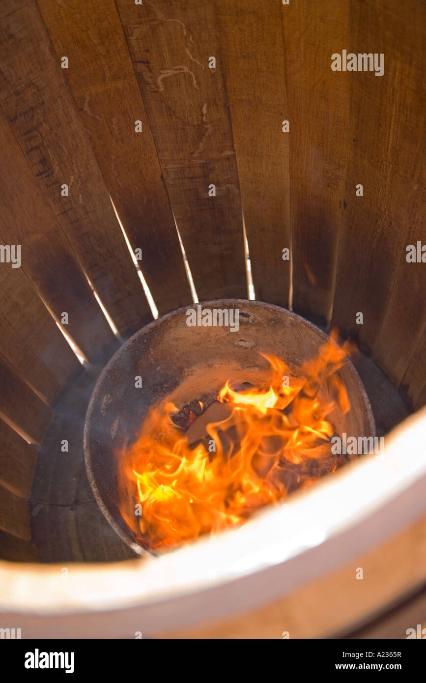 Baril de vin des portées sont chauffés à les plier en forme dans une démonstration de fabrication de fourreau Gainey Gainey Vineyard Parti écraser Banque D'Images