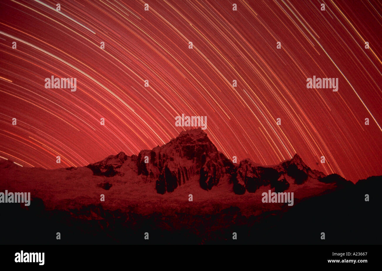Temps d'exposition montre star trails de plus de 19 128 pied Mont Taulliraju dans la Cordillera Blanca dans les Andes péruviennes Banque D'Images
