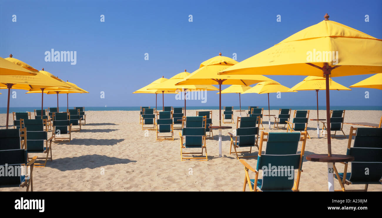 La société parapluie jaune San Buenaventura State Beach Ventura en Californie Banque D'Images