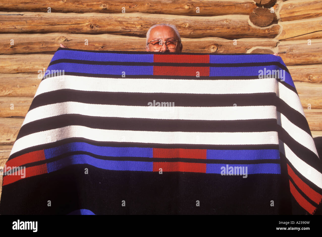 Les Indiens Navajo weaver Sarah Natani avec un de ses tapis Navajo Indian Reservation Nouveau Mexique Shiprock Banque D'Images