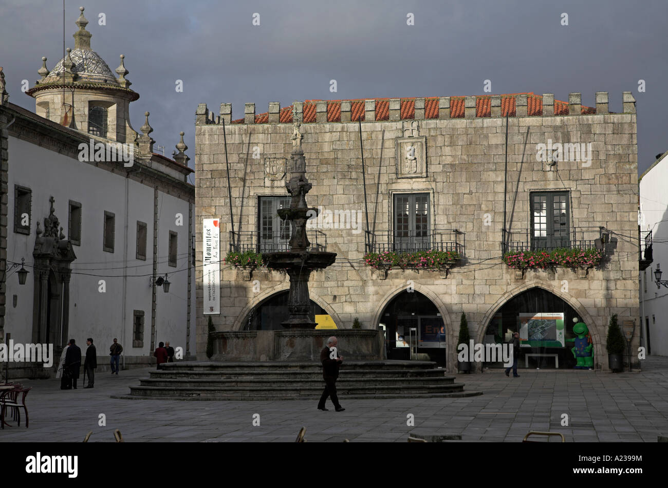 Place de la ville et la fontaine Viana do Castelo, Portugal Banque D'Images