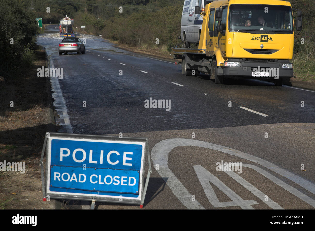 Route de police signe clos A12 road inondés par l'eau de mer Blythburgh, Suffolk, Angleterre, Novembre 2006 Banque D'Images Route de police signe clos A12 road inondés par l'eau de mer Blythburgh, Suffolk, Angleterre, Novembre 2006 Banque D'Images