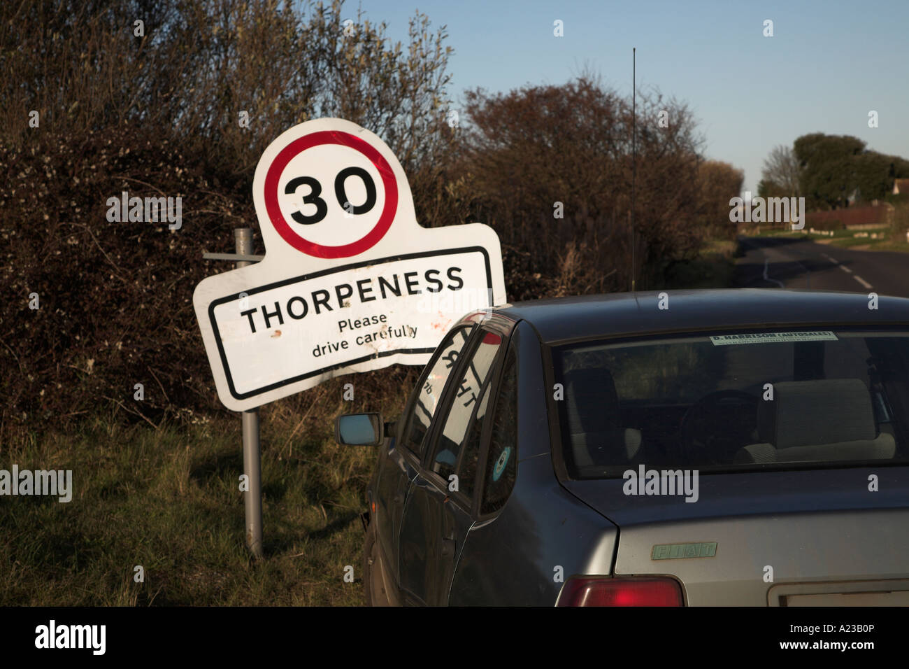 30 milles à l'heure village Aldeburgh signe avec accident de voiture en signes accueillant les pilotes soigneusement Banque D'Images 30 milles à l'heure village Aldeburgh signe avec accident de voiture en signes accueillant les pilotes soigneusement Banque D'Images