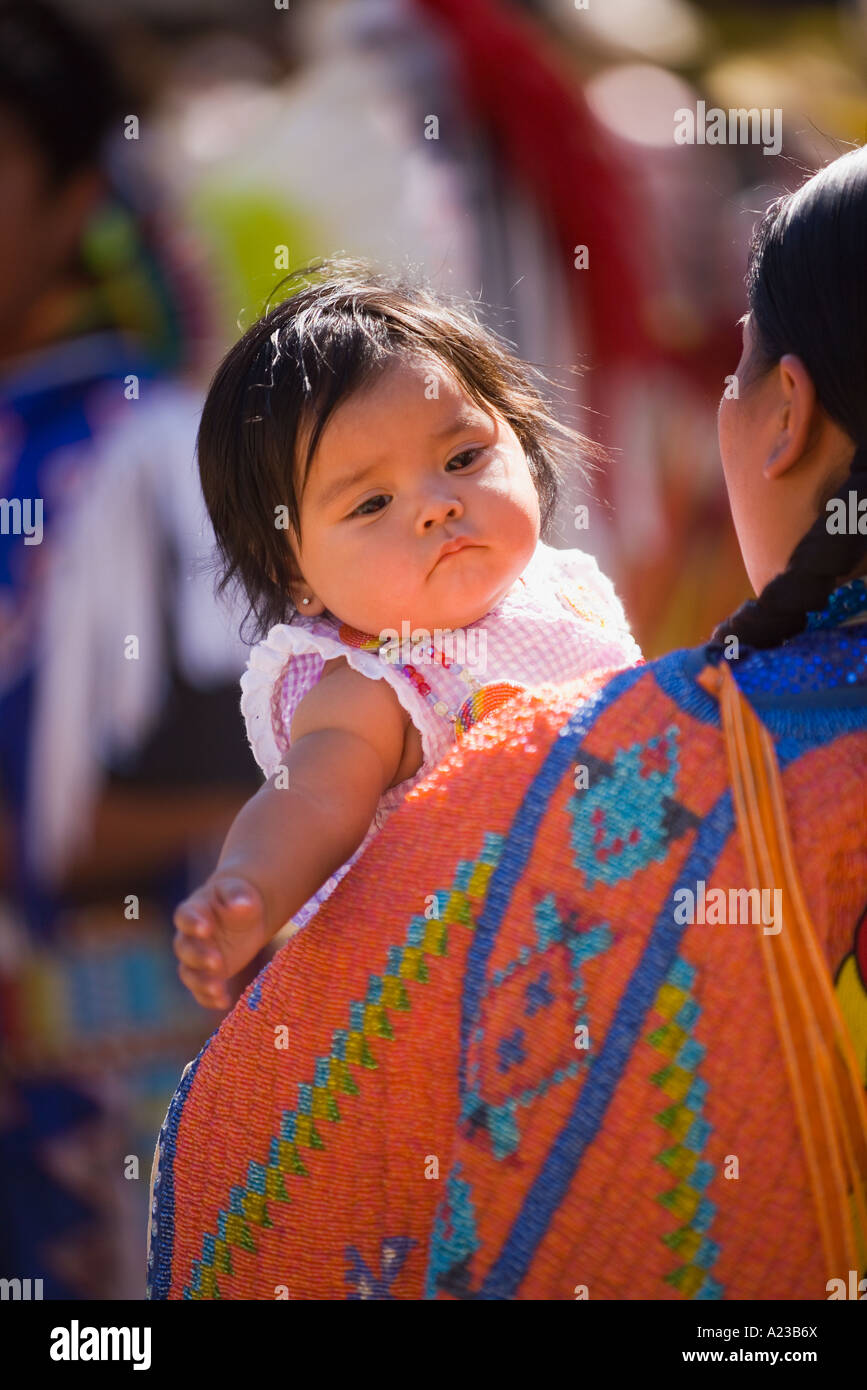 Danseur traditionnel féminin est titulaire d'un bébé Chumash Inter Tribal Powwow Santa Ynez Valley près de Santa Barbara en Californie Banque D'Images