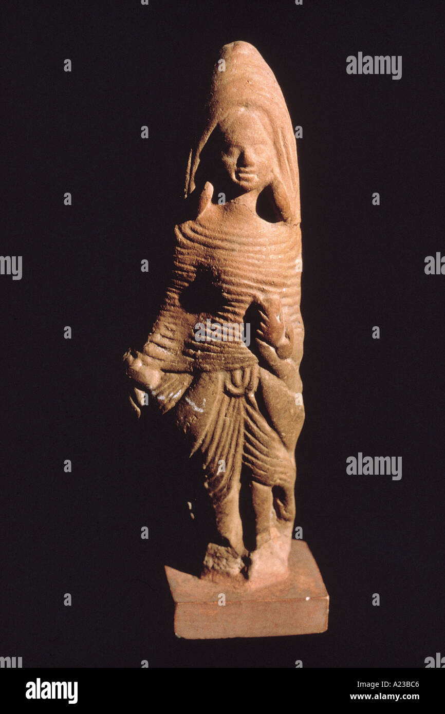 Figurine féminine en terre cuite avec drappery strié. Sunga période. En date du : 100 B.C. Banque D'Images