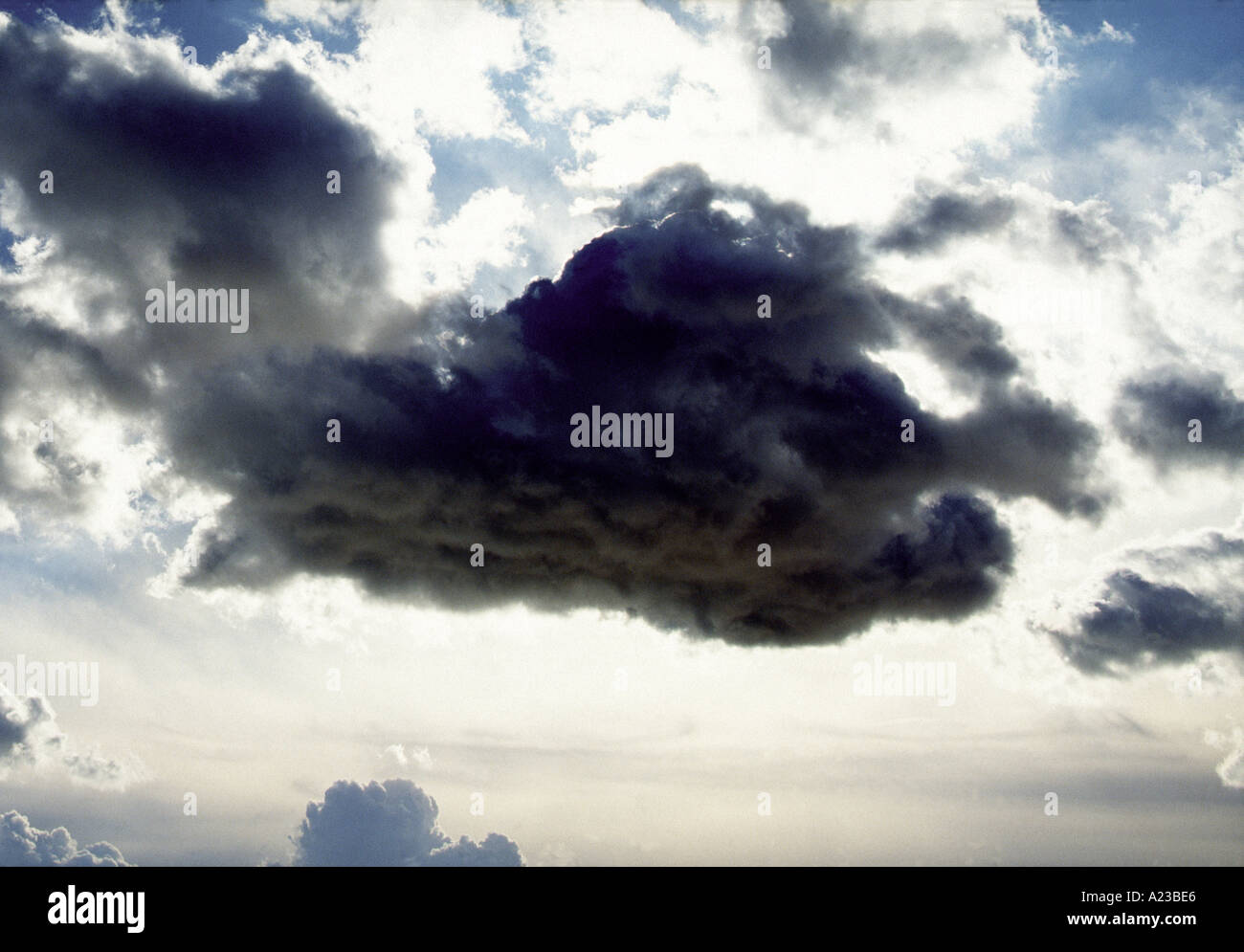 Nuage noir dans le ciel Banque D'Images
