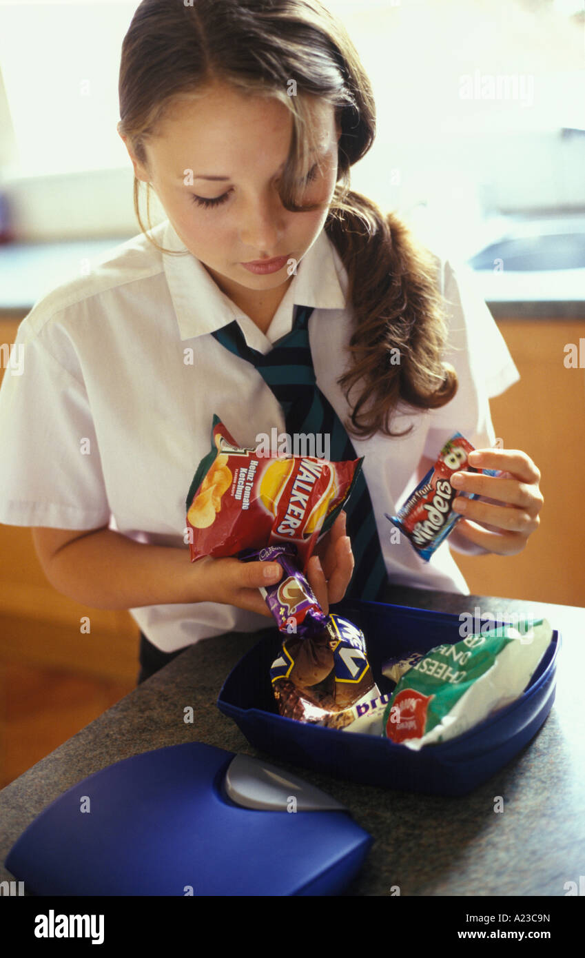 Une fille d'école prépare un déjeuner équilibré Banque D'Images