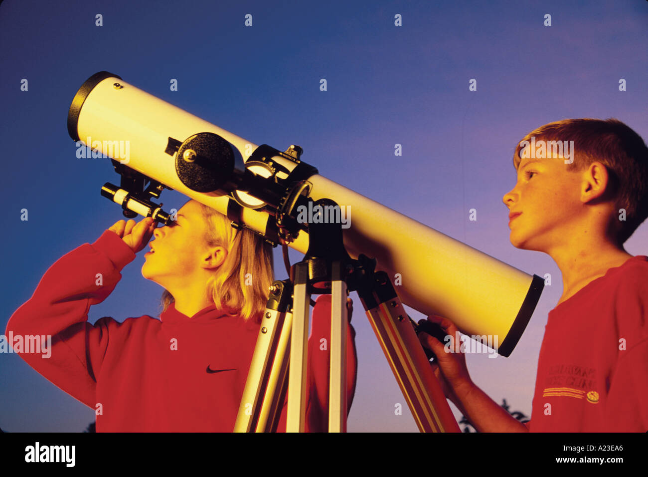 Dix ans, frère et soeur de 11 ans regarder les étoiles grâce à Hubble Santa Barbara Californie Banque D'Images