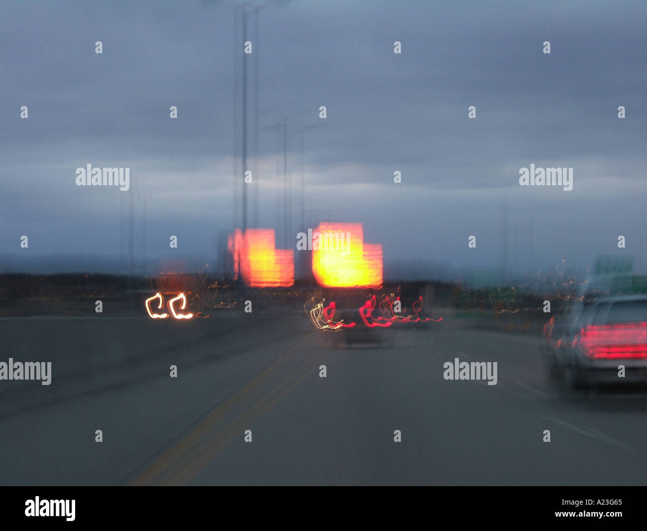 Bâtiments semble être en feu en raison de l'établissement reflète la lumière du soleil et lumières dansantes Banque D'Images