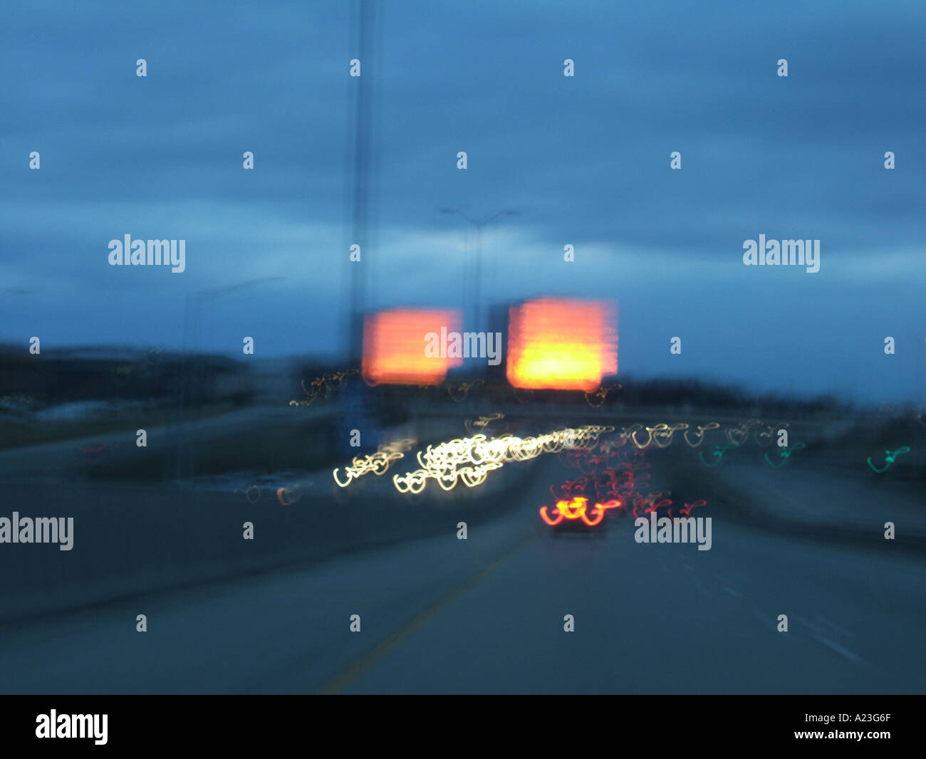 Les bâtiments en feu en raison de l'établissement reflète la lumière du soleil et lumières dansantes Banque D'Images