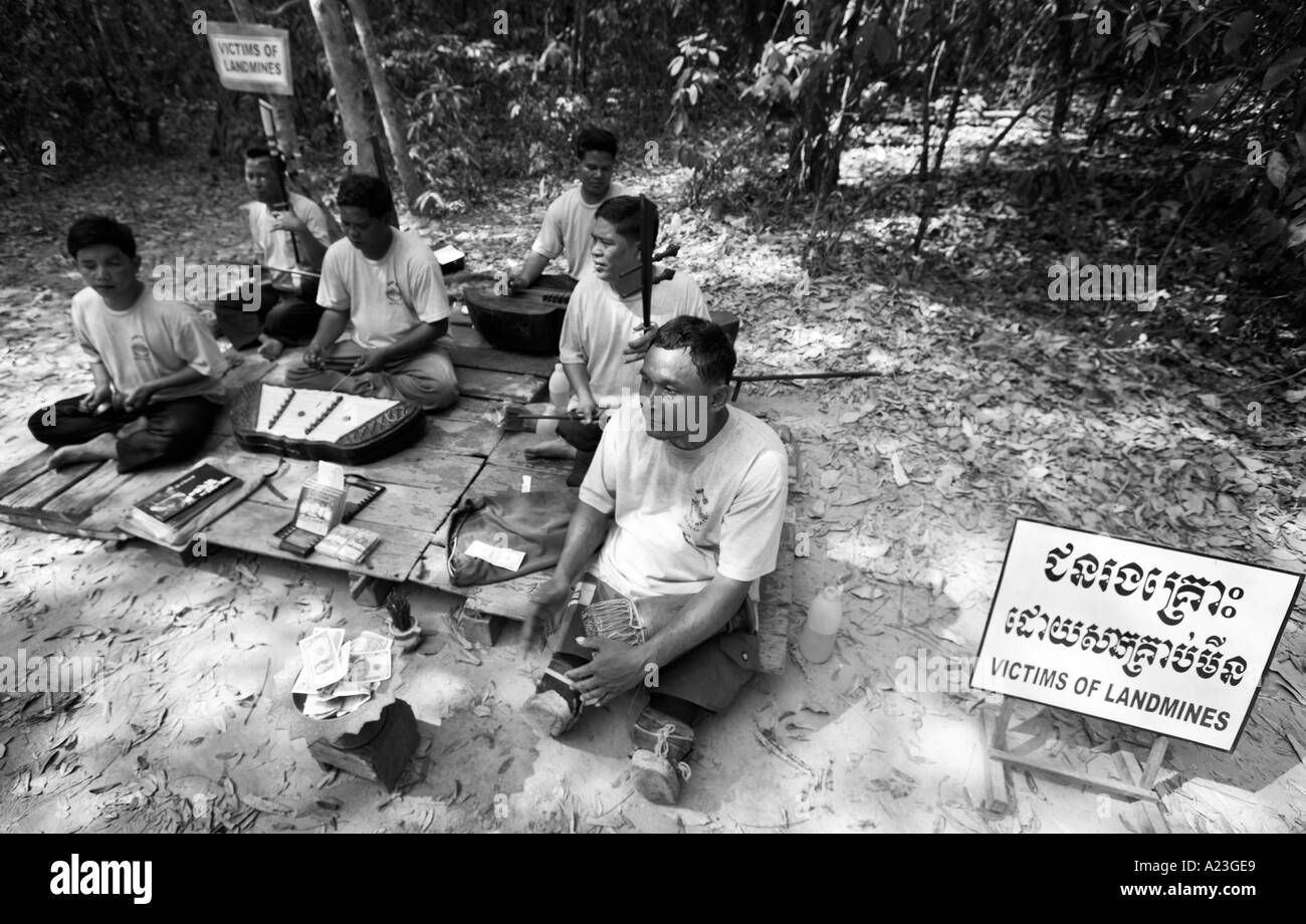 Un petit groupe composé d'hommes victimes de mines terrestres à Angkor Wat, au Cambodge, en Asie Banque D'Images