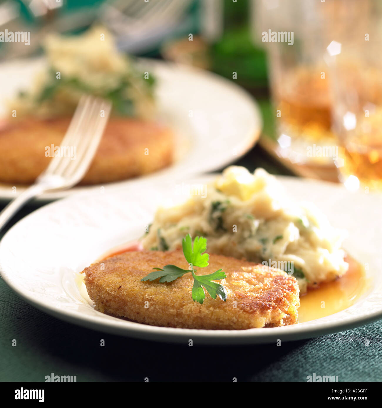 Hacher le bacon avec sauce au whisky irlandais, purée de pommes de terre aux herbes Banque D'Images