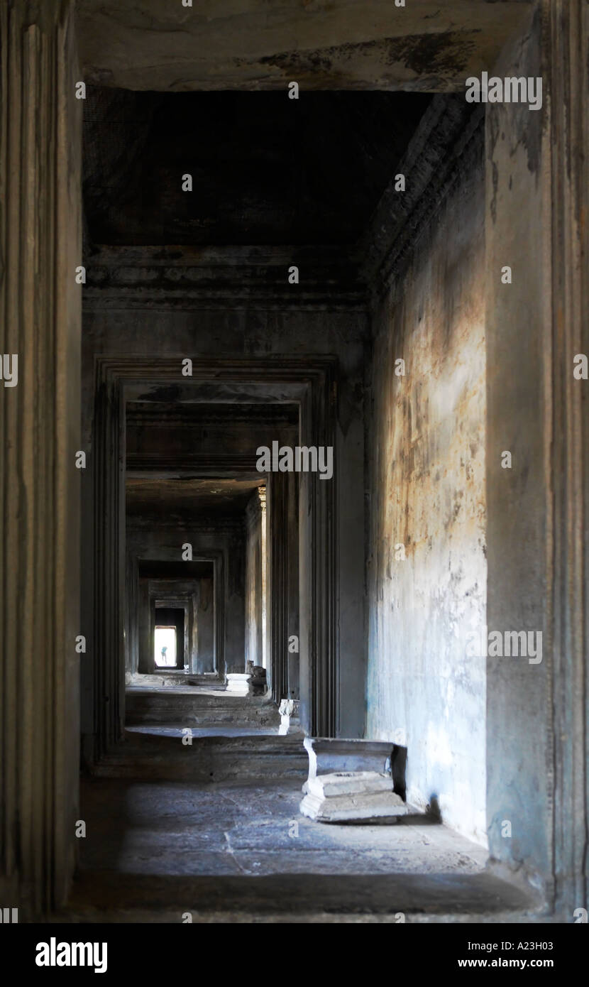 Vue vers le bas un long couloir à Angkor Wat, au Cambodge, en Asie Banque D'Images