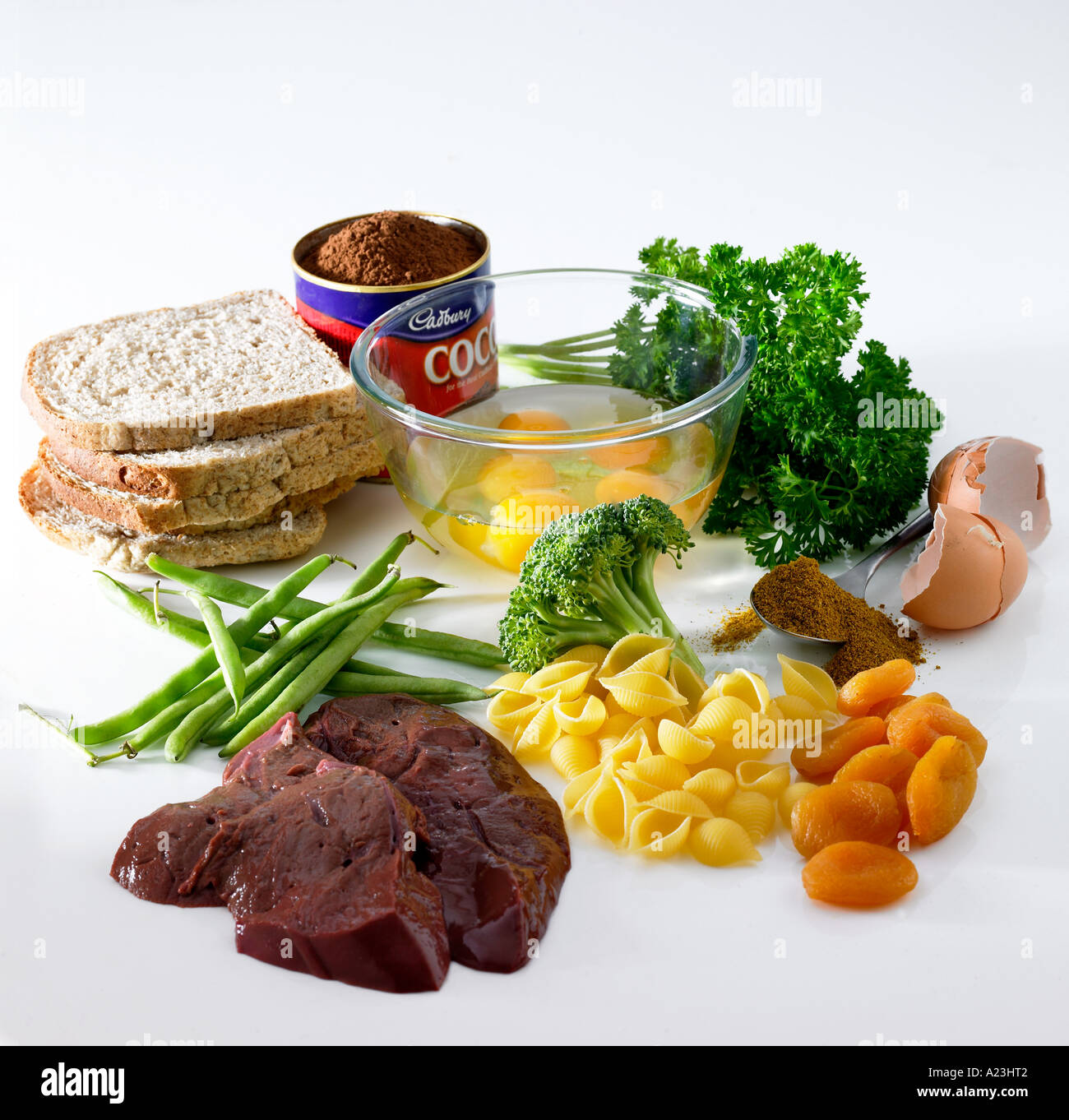 Les aliments enrichis en fer agneaux foie abricots secs Haricots verts brocolis oeufs curry en poudre cacao Pâtes Pain complet Banque D'Images