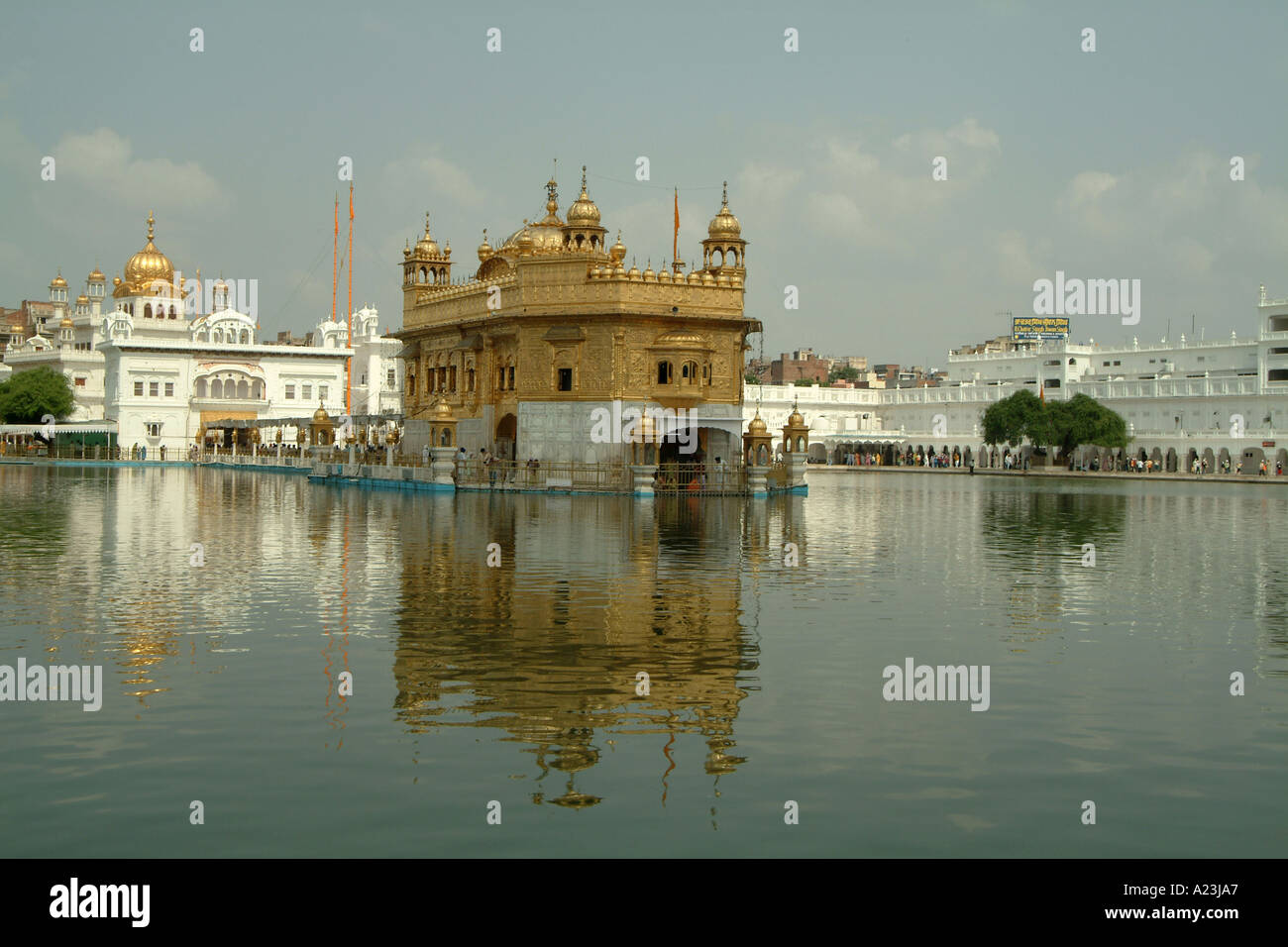 Vue du côté gauche du Temple d'or et l'Akal Takht Banque D'Images