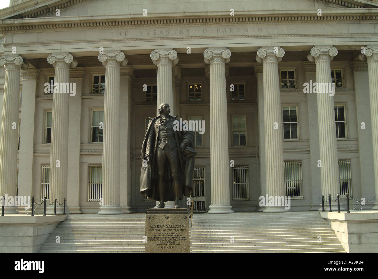 Albert Gallatin statue devant l'édifice du ministère du Trésor Washington DC USA Banque D'Images