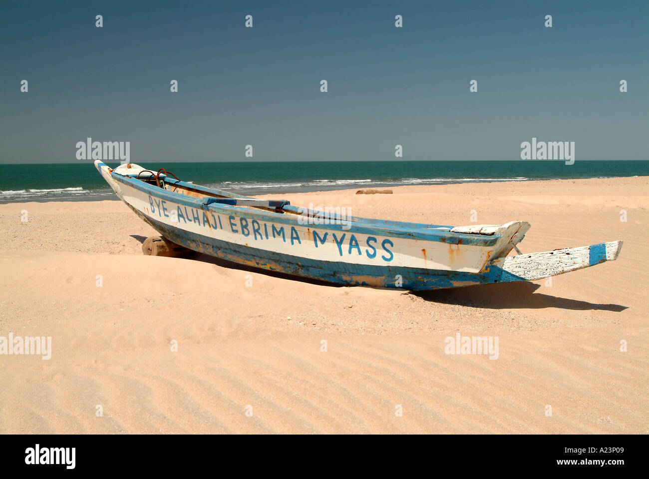 Bateau de pêche gambienne traditionnel sur la plage près de la Sénégambie Kololi Gambie Afrique de l'Ouest Banque D'Images