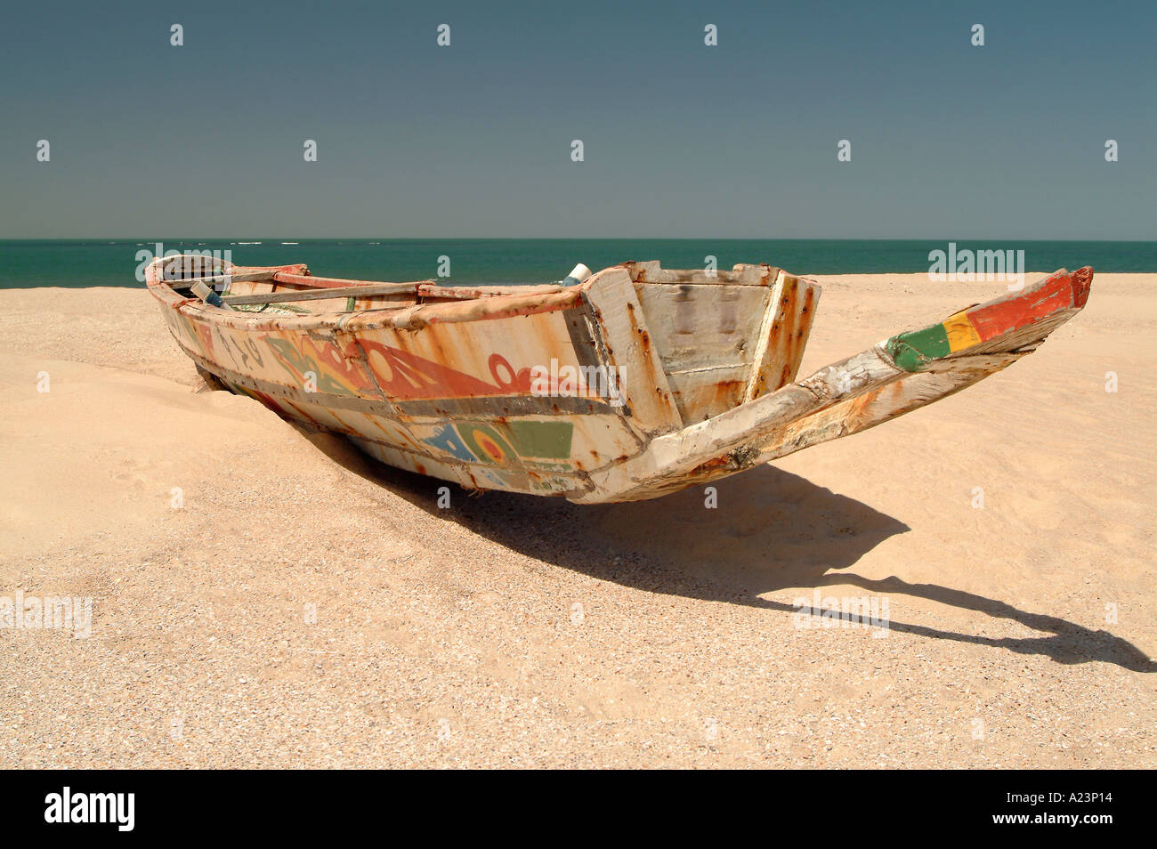 Bateau de pêche gambienne traditionnel sur la plage au Sénégambie Kololi Gambie Afrique de l'Ouest Banque D'Images