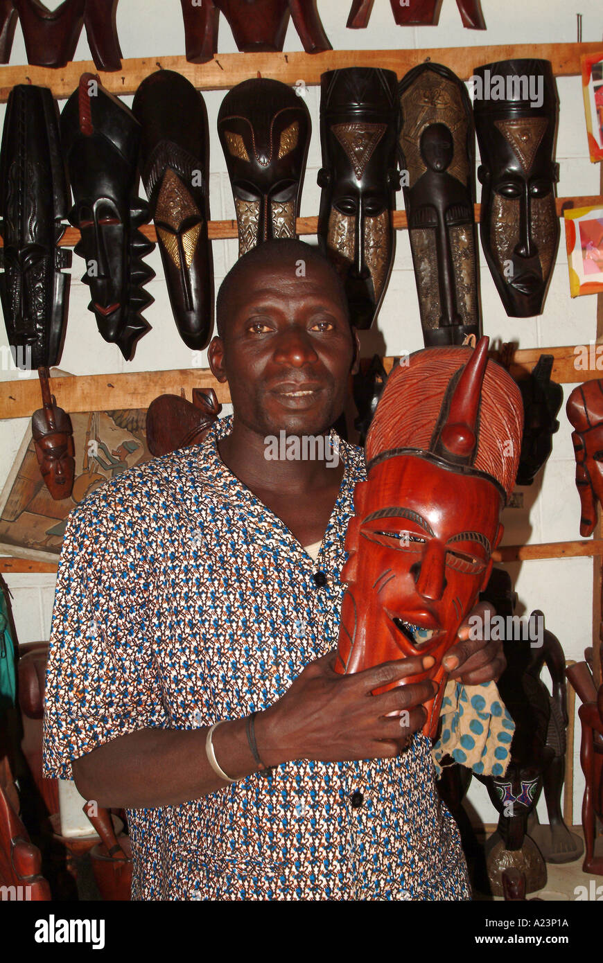 L'homme Local gambien sur sculptures vente échoppe de marché Albert Street Market Ville Banjul Gambie Afrique de l'Ouest Banque D'Images
