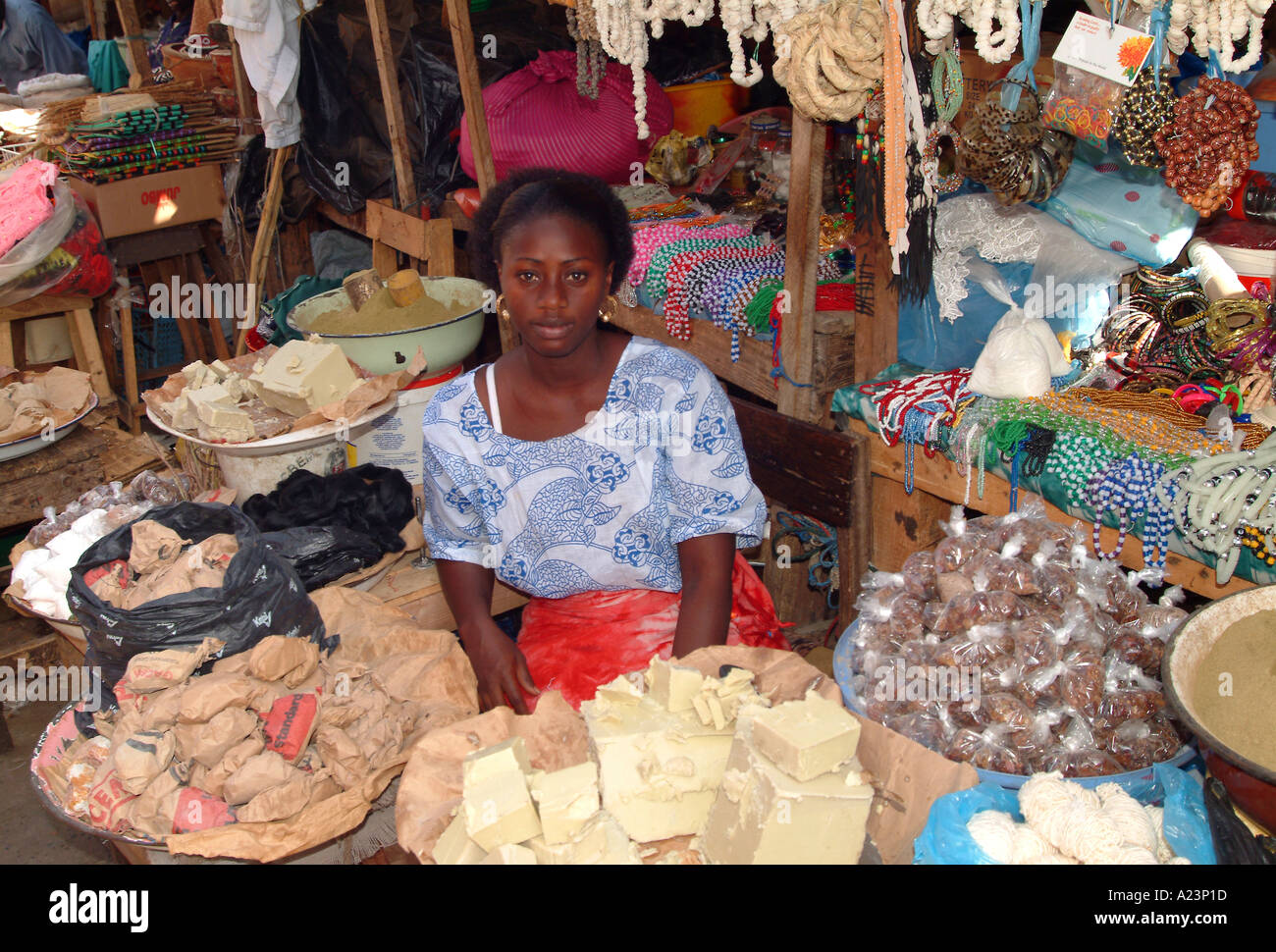 Vente local femme gambienne Coco Beurre à marché Albert Banjul Gambie Afrique de l'ouest de la ville Banque D'Images
