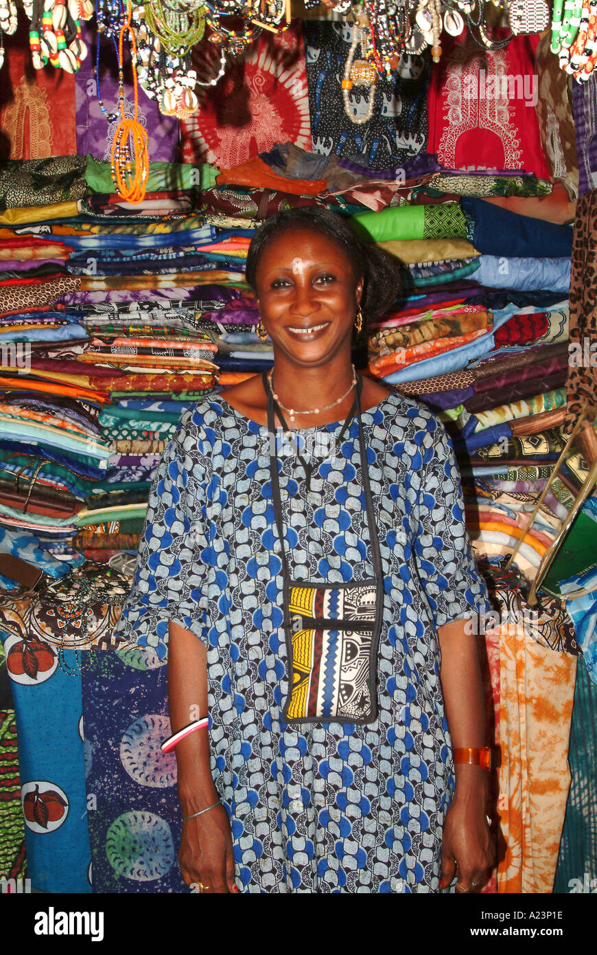 Gambiens Local Femme vendant des produits de Batik à marché Albert Ville Banjul Gambie Afrique de l'Ouest Banque D'Images