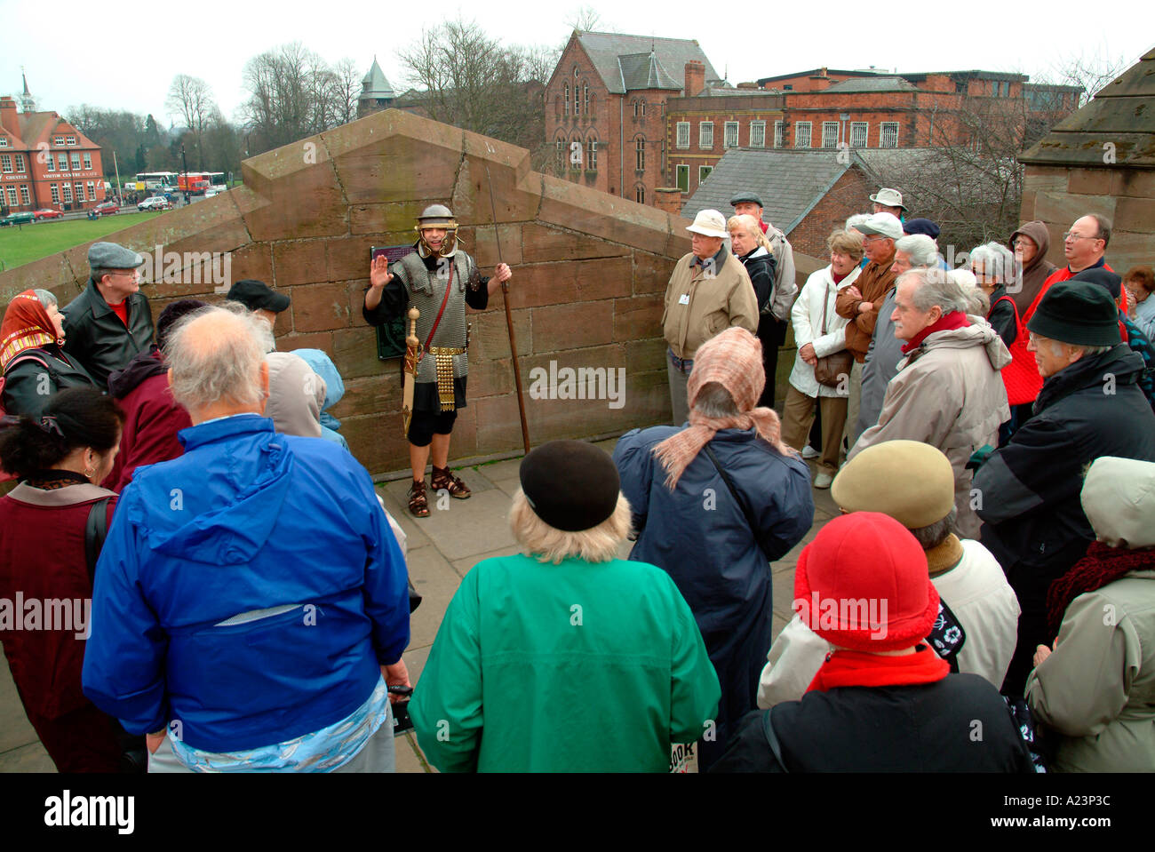 Les touristes sur une visite guidée de Chester Banque D'Images