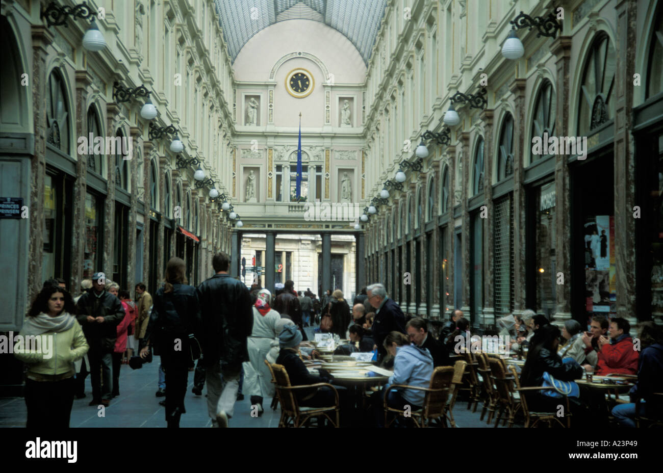 Un café avec des gens assis et passant par dans les galeries St Hubert Royal Bruxelles Belgique Banque D'Images