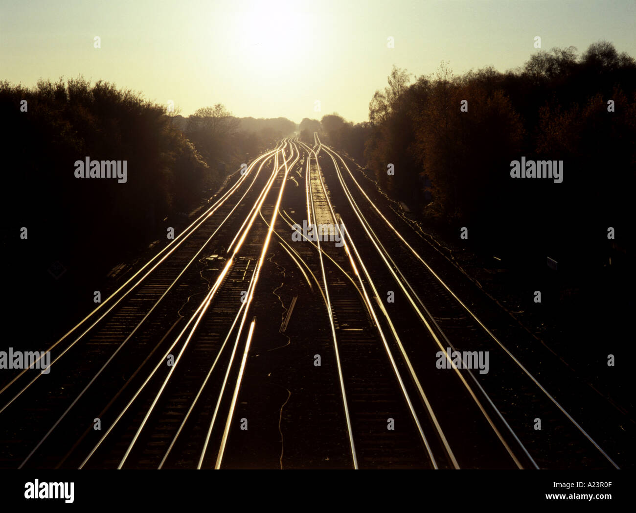 Coucher du soleil étincelant sur une ligne de chemin de fer près de Hampshire Worting Junction Banque D'Images