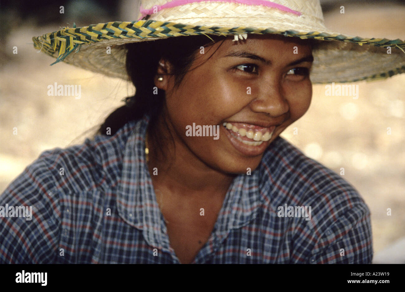 Attractive smiling girl avec un chapeau à large chapeau de soleil au Cambodge,Kampuchea. Banque D'Images