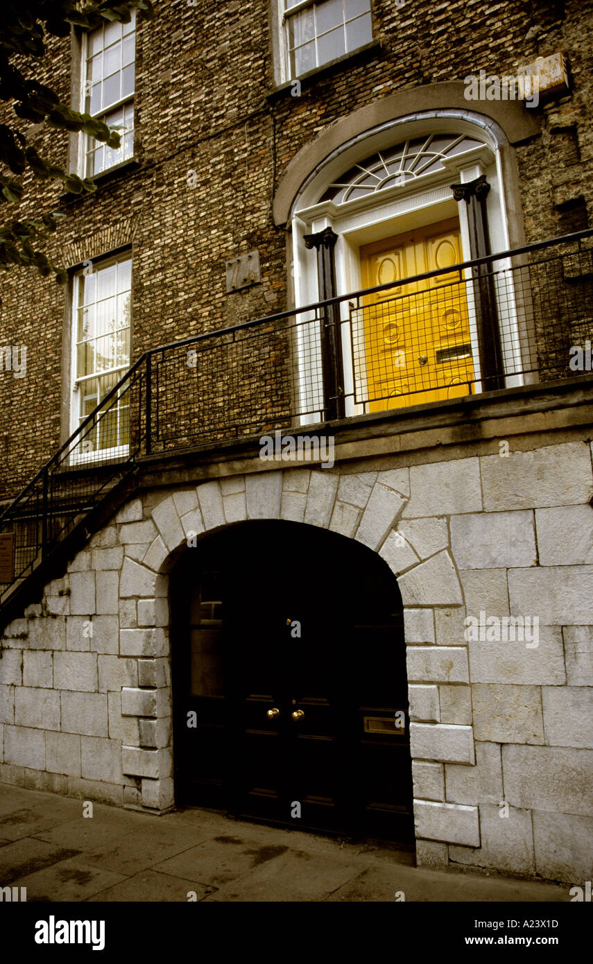 Une MAISON DANS LE CENTRE COMMERCIAL La ville de Cork Irlande- montrant l'ORIGONAL PORTE D'EAU UTILISÉ LORS DE LA RUE ÉTAIT UN CANAL Banque D'Images