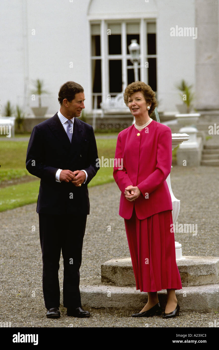 Le PRINCE CHARLES AVEC PRÉSIDENTE IRLANDAISE MARY ROBINSON EN IRLANDE DUBLIN Banque D'Images