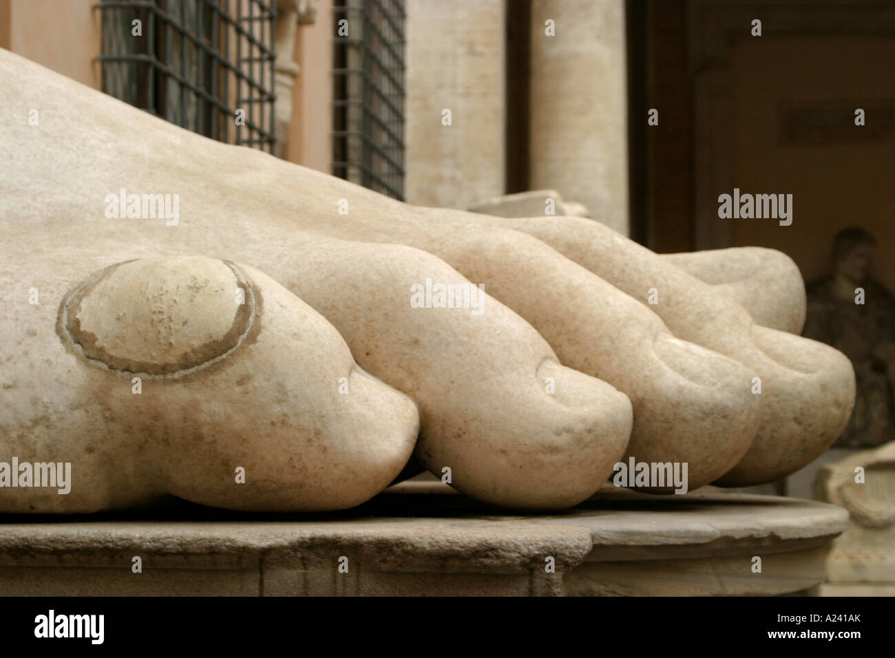 Le maïs "plaster" sur le pied du marbre désincarnée statue géante de l'empereur Constantin dans le Palais des Conservateurs à Rome Banque D'Images
