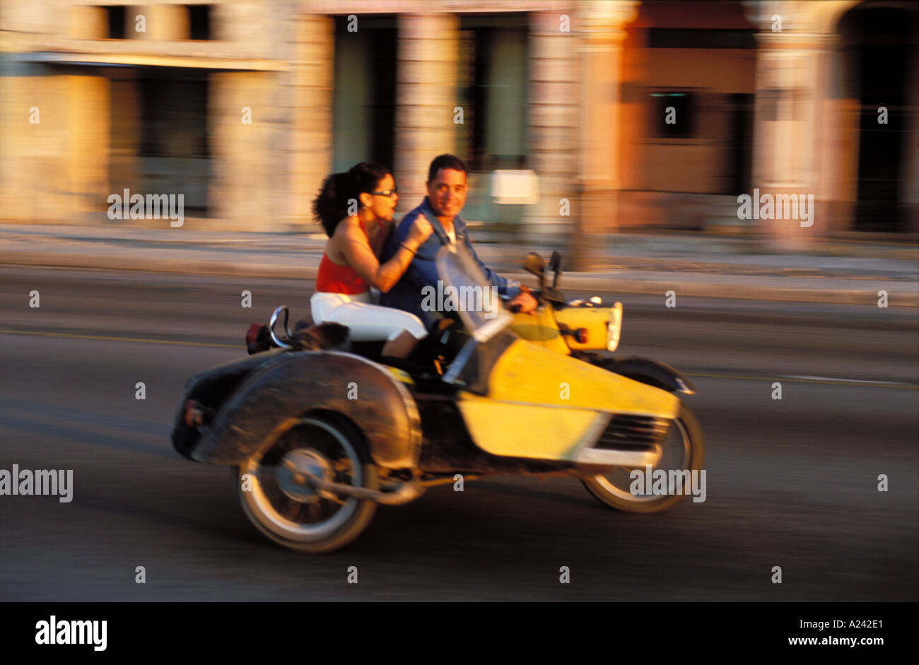 Cuba La Havane Malecon young couple riding moto avec side-car Banque D'Images