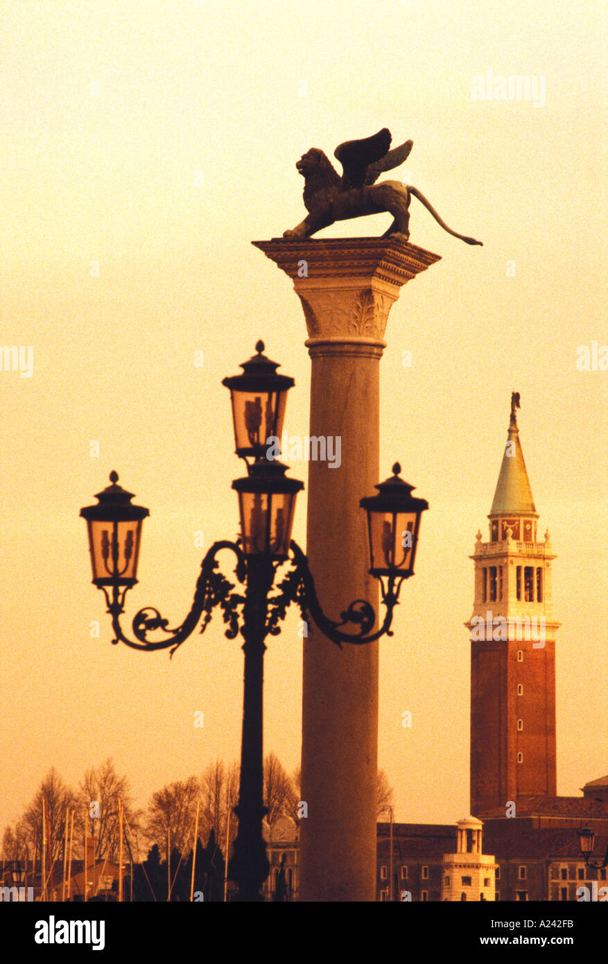 Piazzetta San Marco Venise Italie lampadaire colonne et clocher de San Giorgio Maggiore Banque D'Images