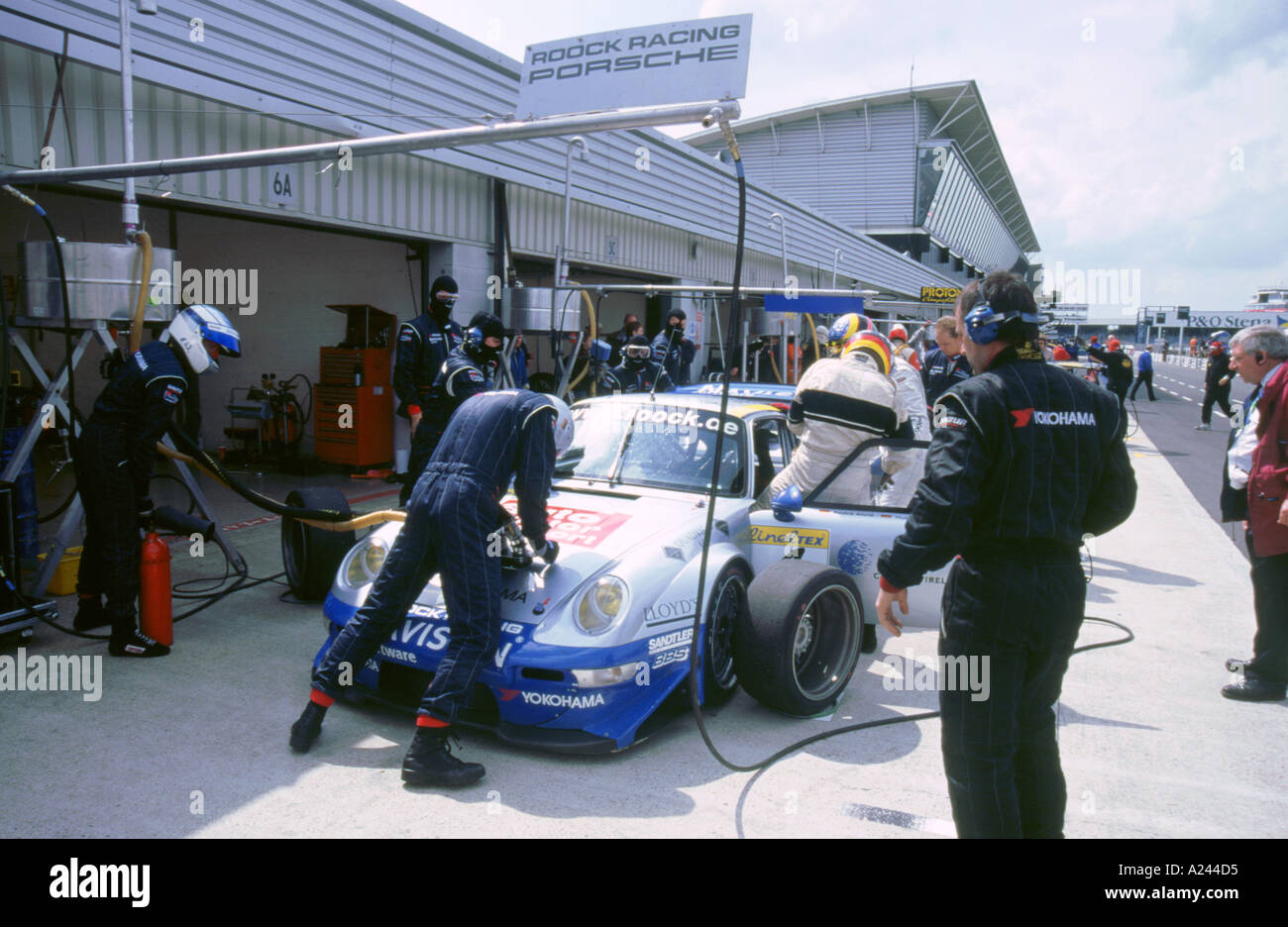 1999 Porsche 911 GT2 en FIA GT Silverstone 500 fosses Banque D'Images