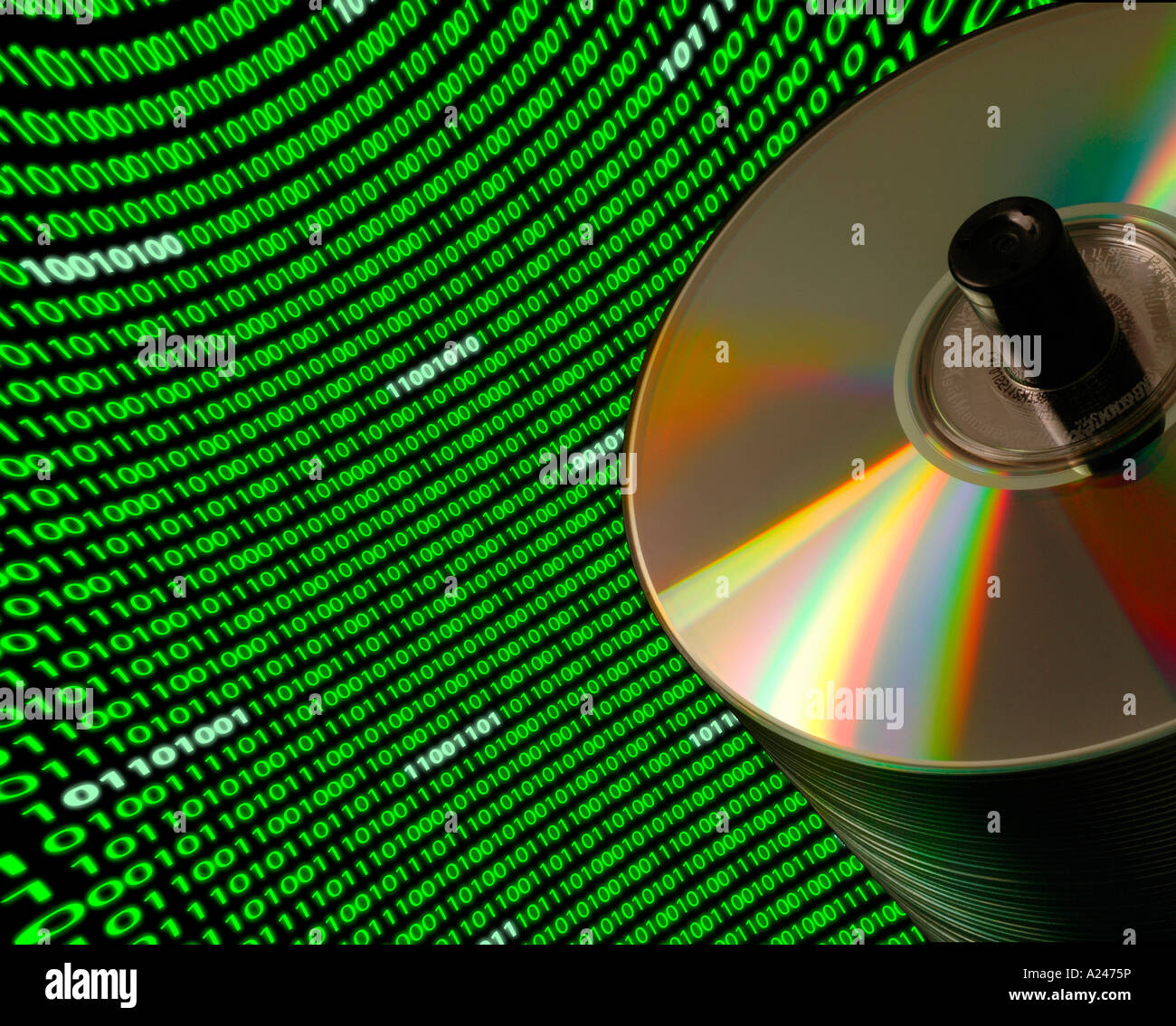 Gros plan d'une pile de CD DVD Disques sur un angle avec un domaine de code binaire Banque D'Images
