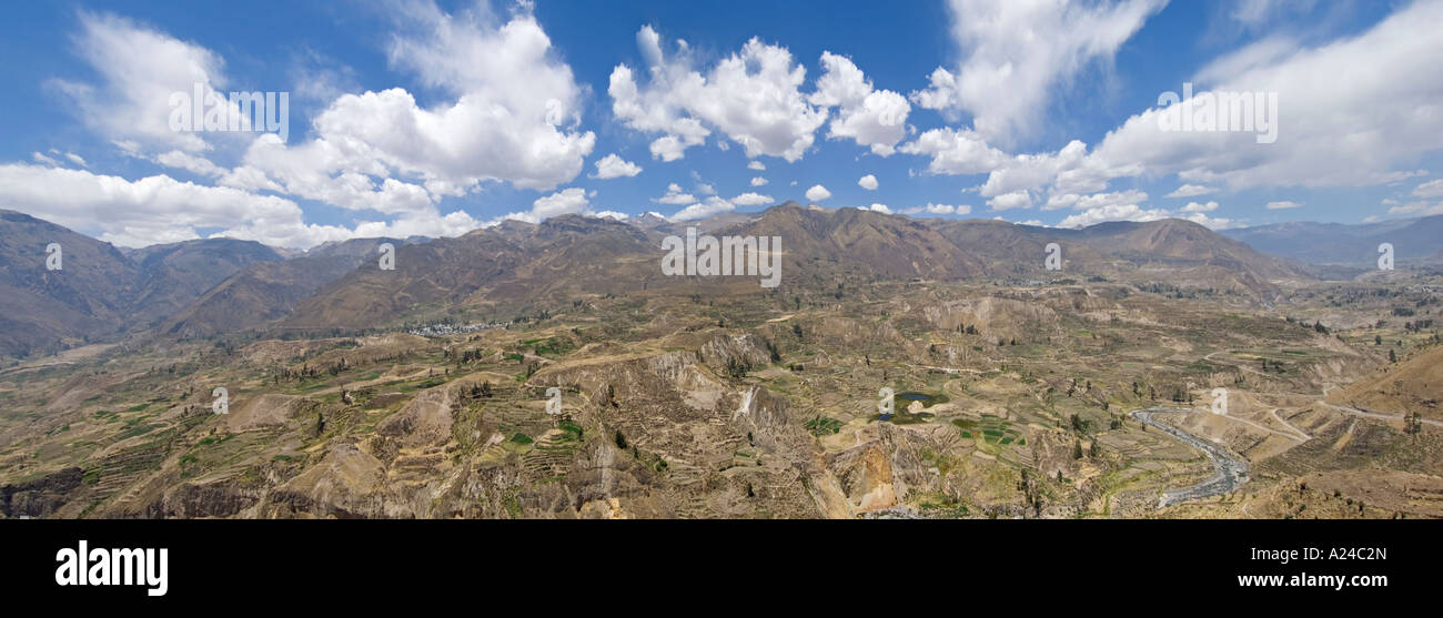 2 Une photo stitch image panoramique de la vallée du Colca à environ 8 km de la principale point d'observation du Canyon de Colca. Banque D'Images