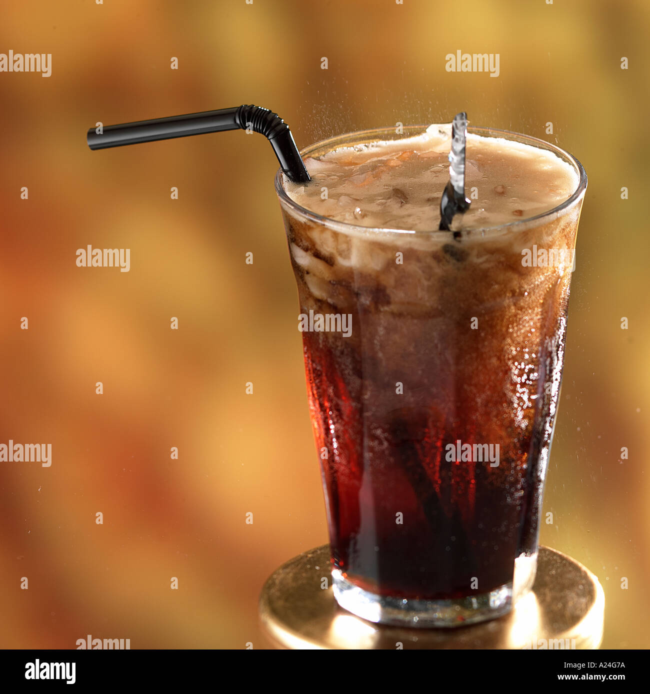 Muddy Waters cocktail Liqueur de café-coca cola Mots-clés paille boire de l'alcool de temps Banque D'Images