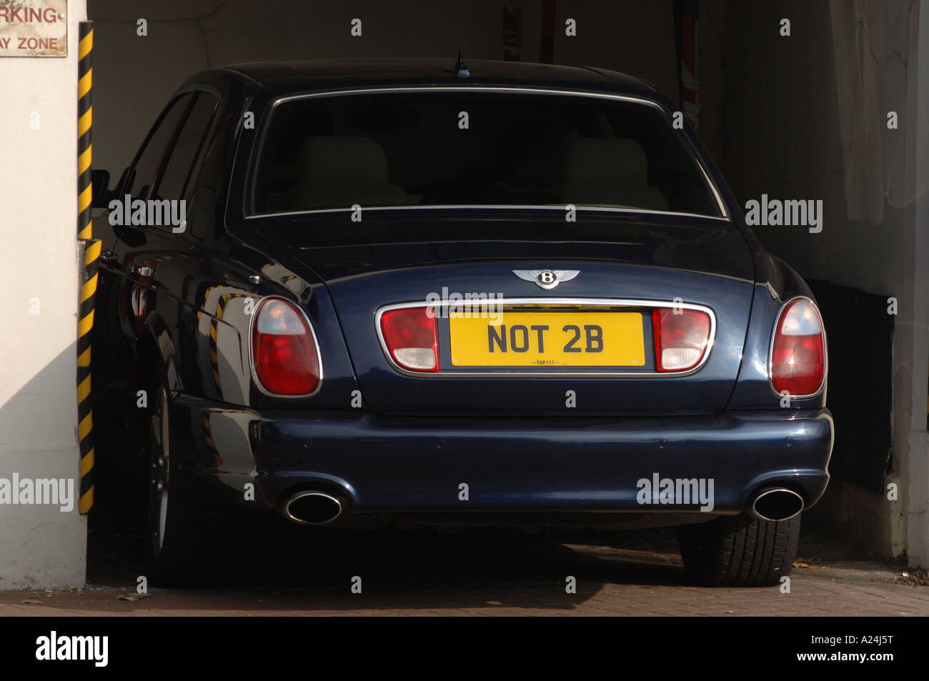 Pas De Plaque D Immatriculation Personnalisee 2b Sur La Voiture De Luxe Bentley Citation De Hamlet Par William Shakespeare Etre Ou Ne Pas Etre C Est La Question Photo Stock Alamy