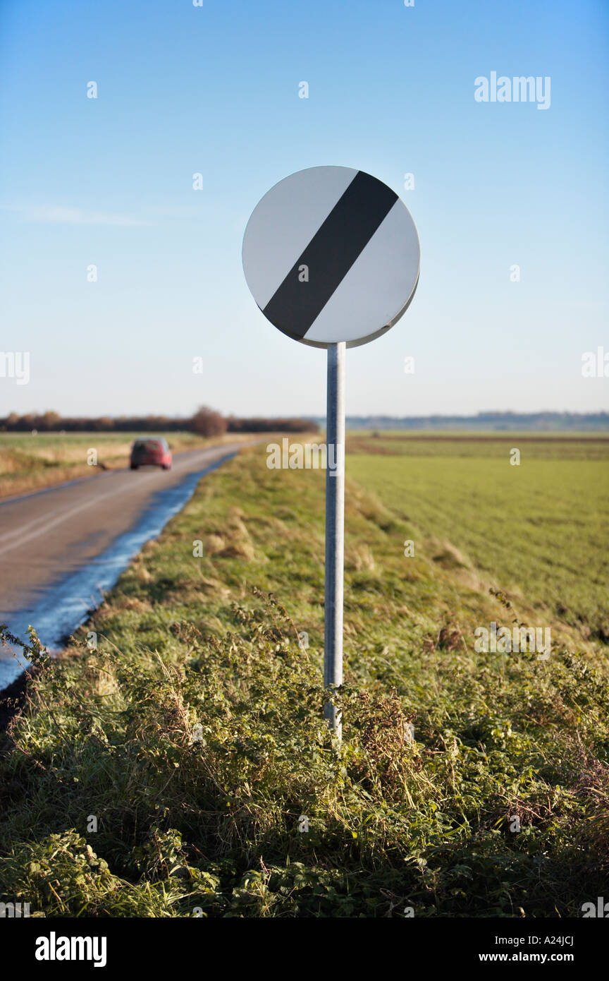 Inscrivez-vous sur la limite de vitesse nationale uk sur une route rurale, UK Banque D'Images